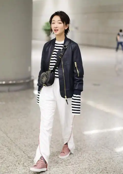 周冬雨真是时髦女孩穿毛绒外套配雪地靴超可爱扎哪吒头更减龄