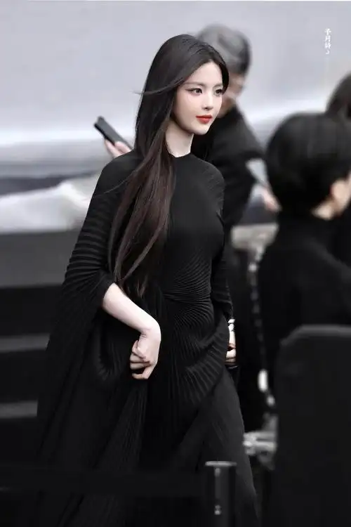 *  31303134333238303630  黑色酷女孩  @杨超越