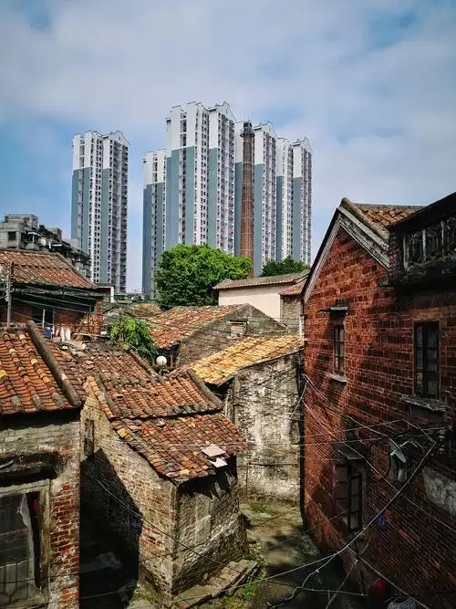 随着城市化进程的加快,高层住宅和老旧瓦房的碰撞,红砖红瓦与星点绿意