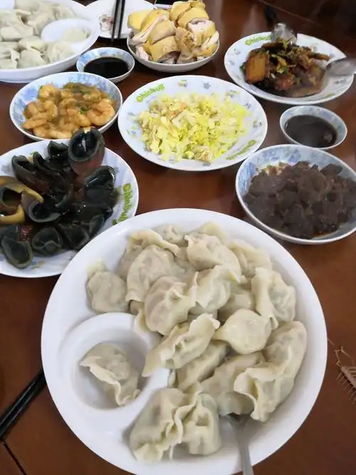 兄弟姊妹在宝祁雅苑家里吃饺子