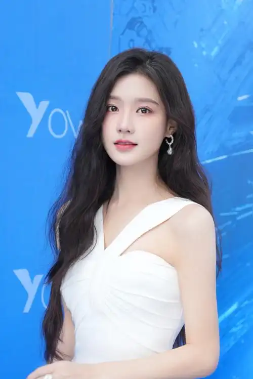 陈意涵estelle超话91#遥望科技#晶莹洁白,温柔浪漫,你的双眼里藏着