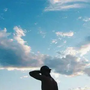 蓝天背景男生头像高清图