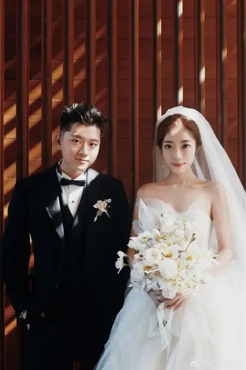 说唱歌手王以太官宣结婚 婚纱照曝光妻子颜值高