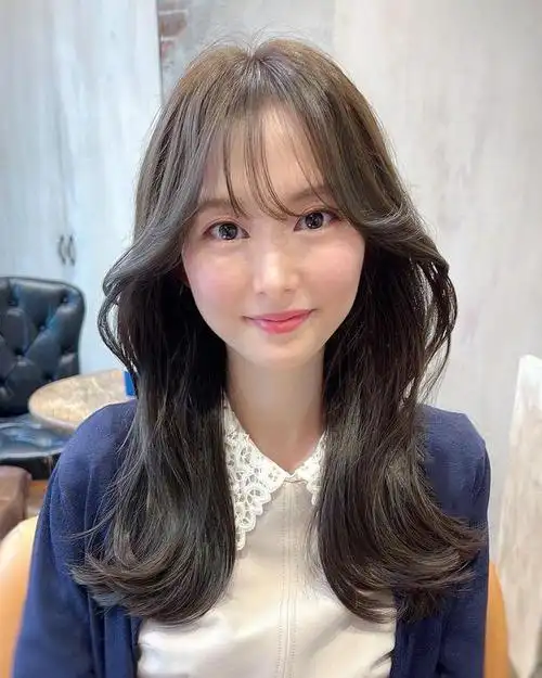 这是一种刘海发型,长度一般在眉毛上方或者眉毛处,可以遮住额头,显得