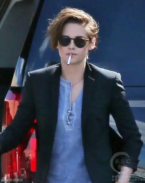 组图:暮光女似女黑帮老大 叼香烟动作娴熟老练