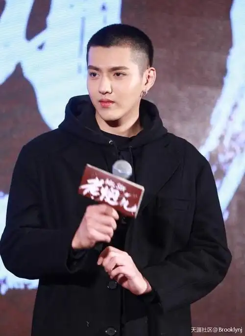 把额头露出来眉眼英气毕露,太阳穴那块发际线长得好,寸头很适合,刘海