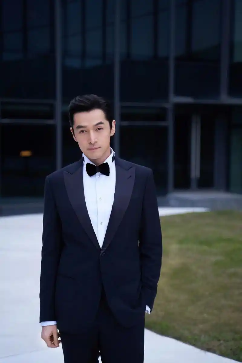 娱乐播报台 #胡歌 看起来还是辣么帅. 也更有气 - 抖音