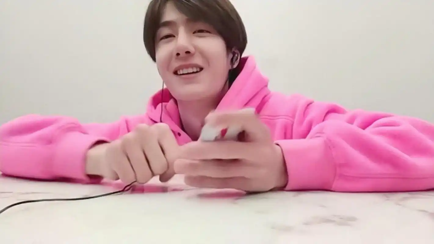 王一博纯素颜出镜,穿粉红连帽卫衣阳光清新,黑眼圈让人看了心疼