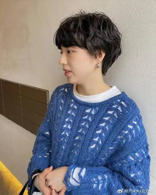 女士短发别乱整,蓬松烫刚刚好,不夸张很时尚|短发|发型|时尚_新浪新闻