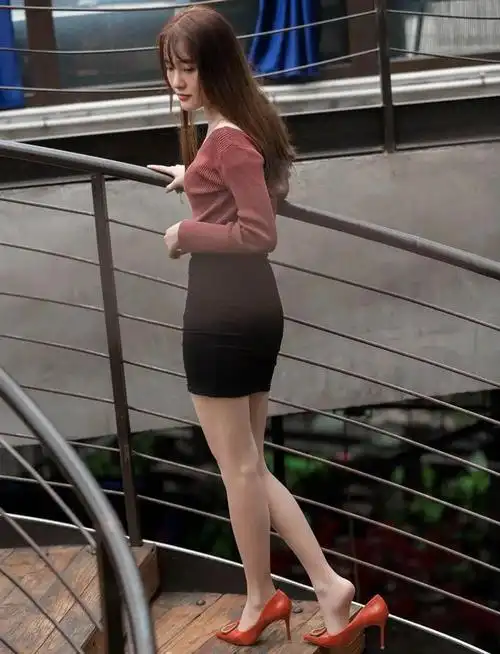 时尚女人街拍,一切因你而美,黑色短裙搭配红色高跟鞋,辣辣的美_网易