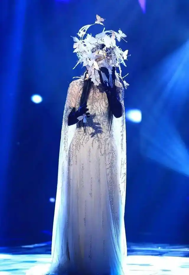 那英淘汰周深崩溃大哭?从歌唱比赛到联合国会议,周深举步维艰!