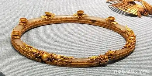 镶白玉双龙戏珠金项圈 出自荣禄墓