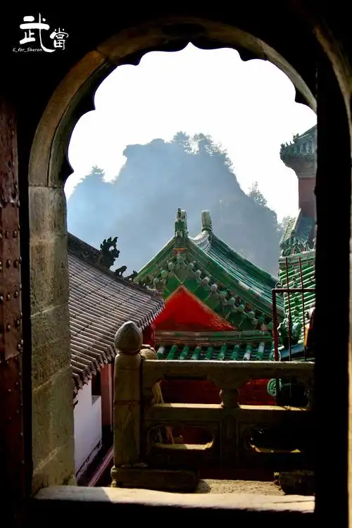 南天门传说南天门是进入天宫的第一重大门,人们一提到南天门,马上就能