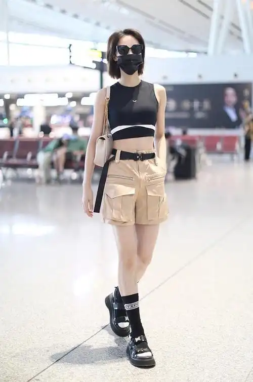 蓝盈莹穿短上衣搭热裤 大秀腹肌美腿超养眼