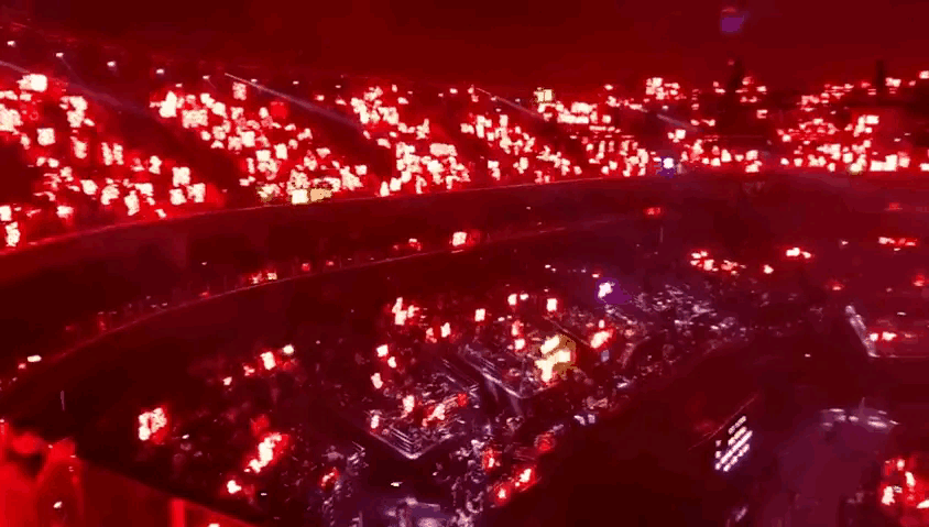 舞台上演唱歌曲《最幸运的幸运》时,放眼场内,满满都是肖战的红色应援