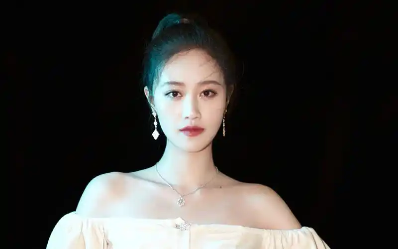 蓝盈莹性感露肩写真图片桌面壁纸