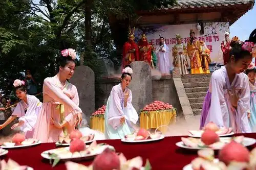 河南济源王屋山海拔1715米的天坛极顶用刚成熟的鲜桃摆起了蟠桃盛宴