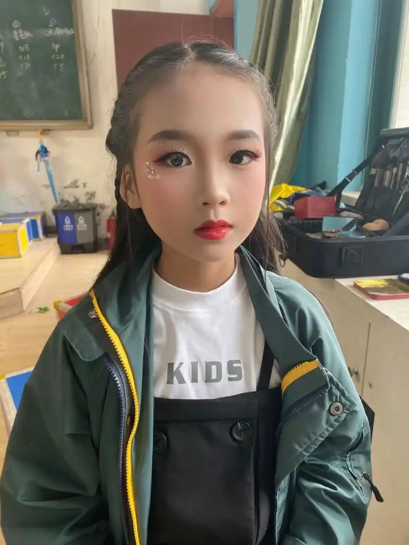 简单清水妆面儿童舞台妆 简单的干净的舞台妆妆面.