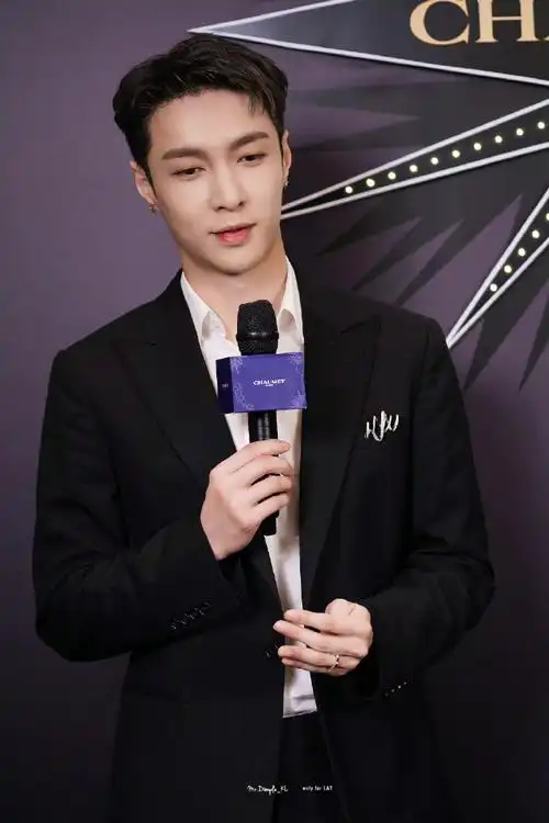 路透帅照9615～身穿黑色西装好帅好迷人#张艺兴黑西装造型路透