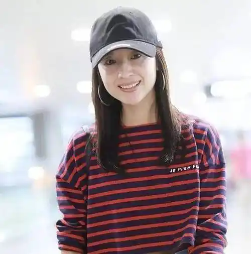 怪不得董洁喜欢素颜走机场,40岁还是那么清纯漂亮,就是有点憔悴_身材