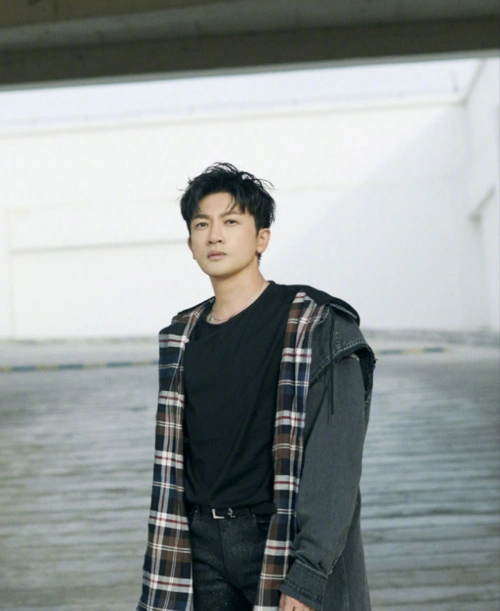 原创苏有朋大胆穿破洞裤中分发型加牛仔衣更时髦46岁依旧是小年轻