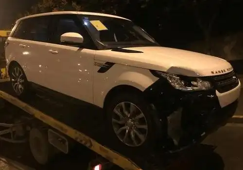 新提路虎揽胜就完成首撞,看看叶子板,车主:这质量得给个说法