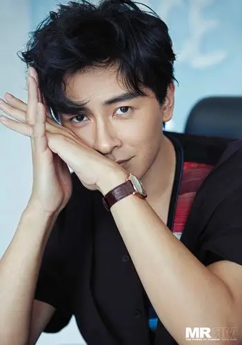 郑元畅登封面展侧颜,随性不失时尚态度-新华网