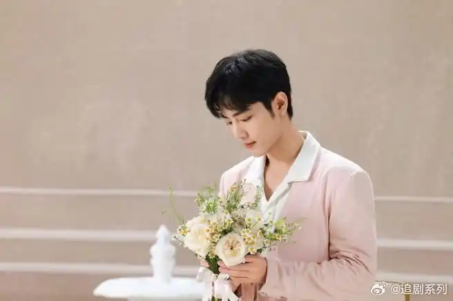 肖战好粉##肖战粉西装捧花照