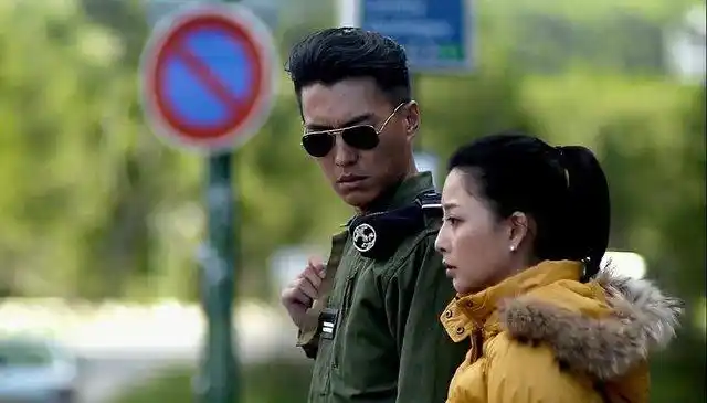 靳东在《温州一家人》里的各种军装照,这么帅真的会没朋友的