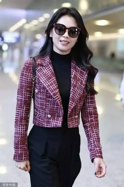 刘涛亮相上海机场,时尚搭配展现潇洒魅力,完美诠释时尚丽人范!