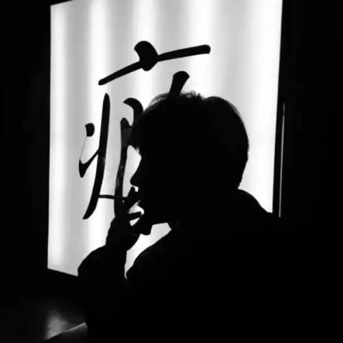 男生头像侧脸伤感黑白图片,怀念起你的味道-黑白头像