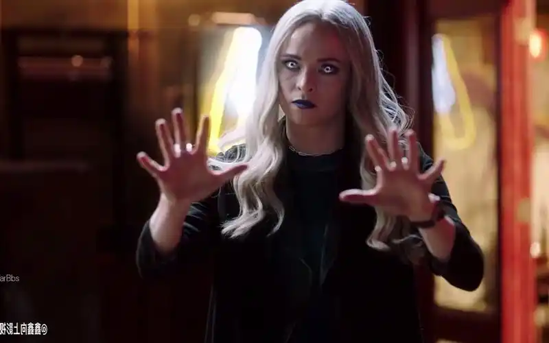 闪电侠冰霜在紧要关头救下了马克他带着他去实验室治疗伤口