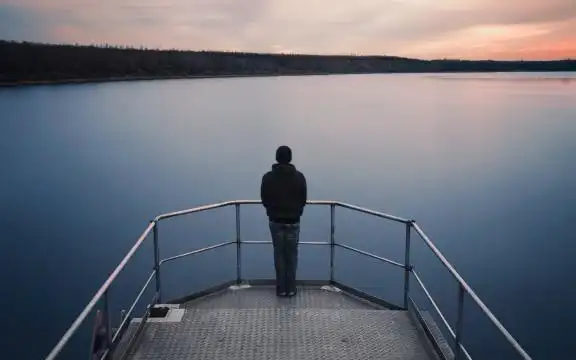 男人孤单的身影图片