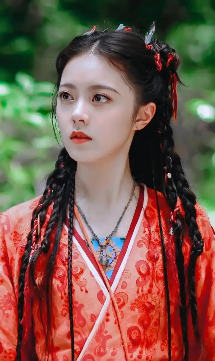 《度华年》) 在很多人印象中赵今麦拍古装剧数量应比较少 ◆但是她前