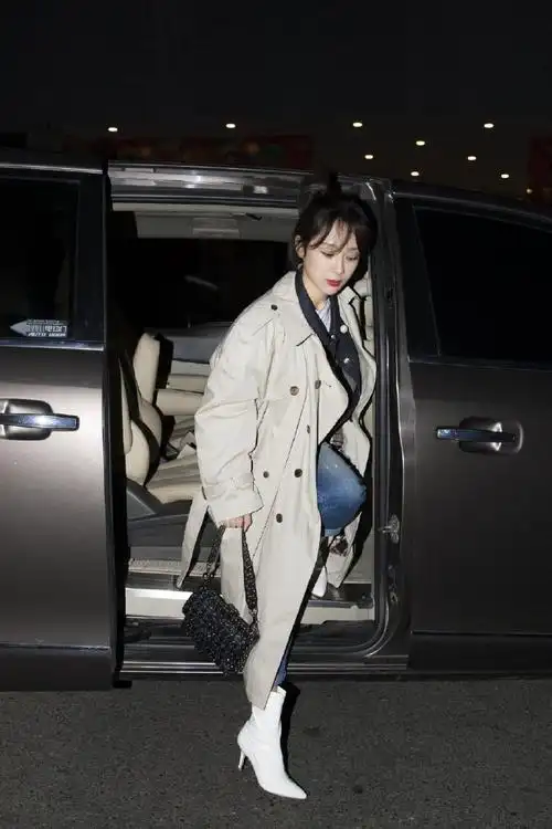 杨紫嘀了个下班卡#素颜淡妆的她真的超美!干净可爱@杨紫