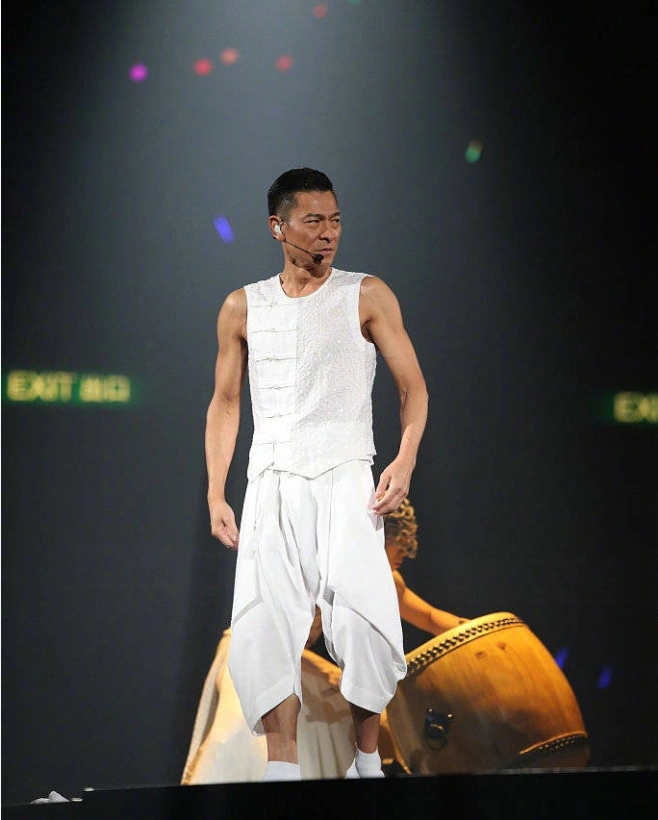 刘德华坠马后开个唱,手臂肌肉令人羡,妻子与六岁闺女罕见露面