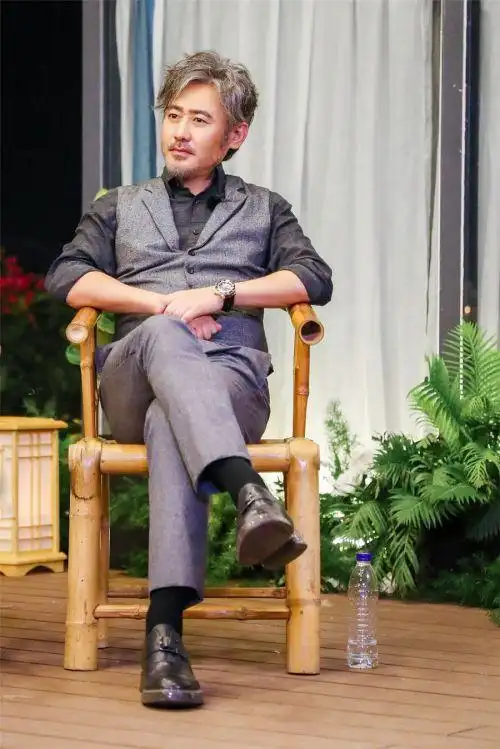 吴秀波结束了一天的行程,晚上,大家回到了"我们之家".