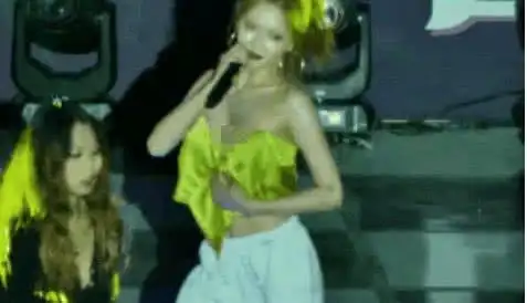 泫雅演出又出意外,上衣的蝴蝶结散开,这下怎么救场?