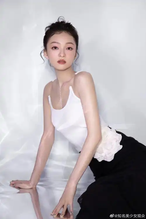 张韶涵好像人鱼公主##张韶涵黑白人鱼裙#张韶涵最新写真释出,纯白色