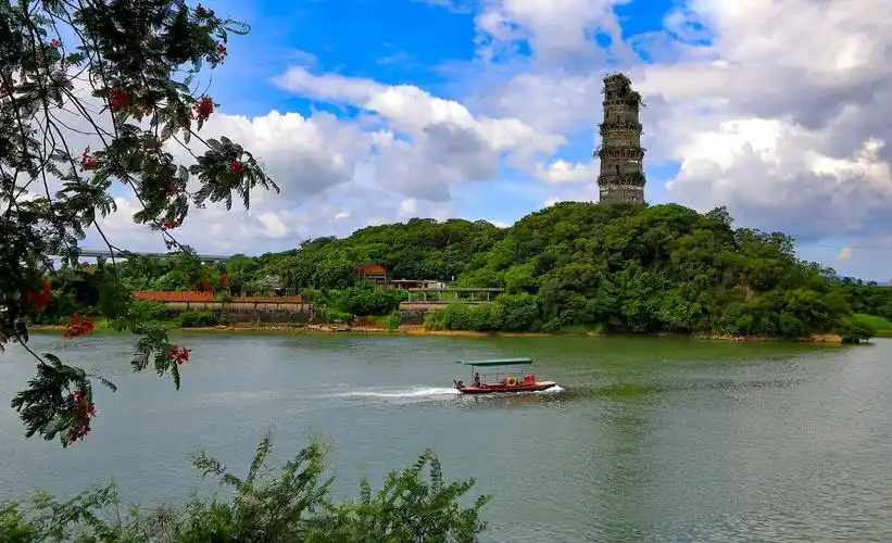 三元塔在潮安区江东镇井尾乡鲤鱼山上,隔江与猫头山对峙,濒水数丈