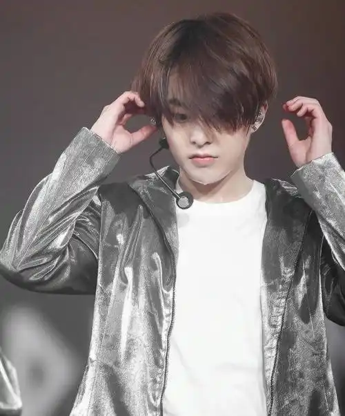 可可爱爱的珉珉子总会让我忘了其实他有八块腹肌这件事~缓存壁纸珉