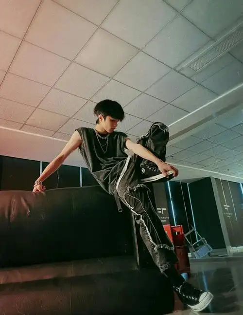 想要刘耀文的图片,越帅越好,去水印,可以吗? - 知乎