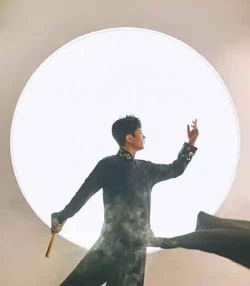 孟鹤堂周九良最新杂志封面如古时书生孟鹤堂很仙气周九良很佛系