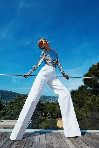 tereza maxova身着dior服饰登《elle》封面演绎迪奥秋日风尚【模特】