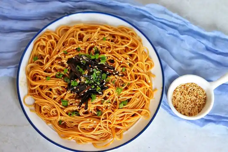 href="/item/葱油/7226274" data-lemmaid="7226274">葱油 /a>拌面是