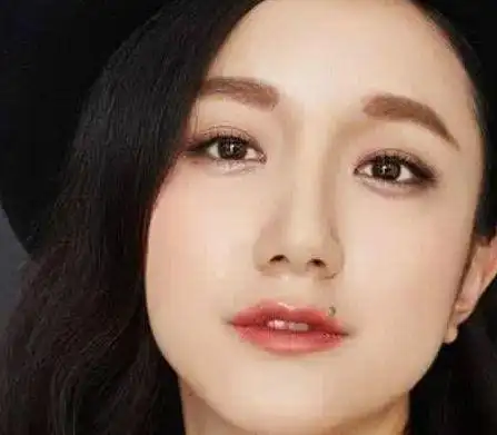 美人痣长嘴上让她当了18年配角现在点了爆红网络