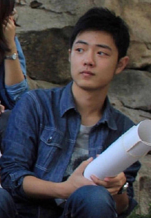 肖战出道前旧照,素颜差点没认出来,网友:这素颜是认真的的吗?_镜头