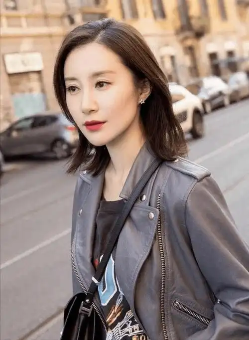 舒畅气质真好,穿灰黑色皮衣搭喇叭裤街拍,齐肩短发时尚洋气_样式_皮革