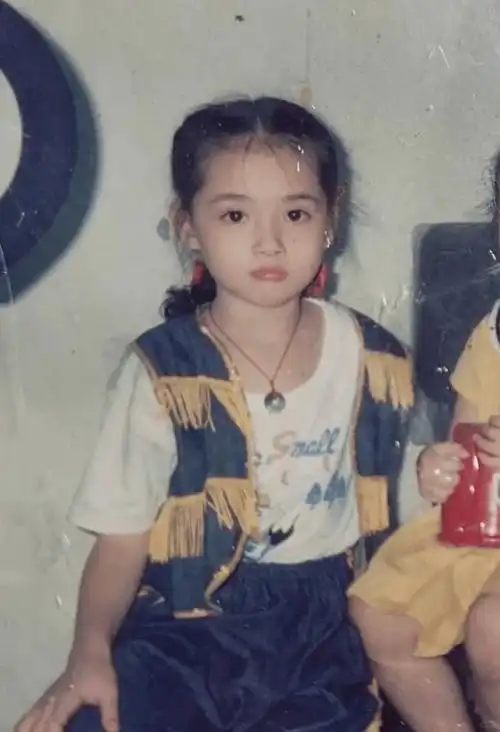 郭碧婷罕晒童年旧照,完美诠释从小美到大,俩儿女遗传妈妈高颜值