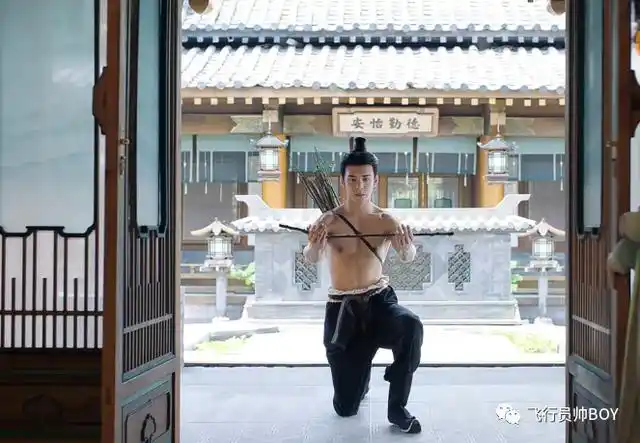 小鲜肉男星曾舜晞想不到衣服下竟藏着不错的肌肉身材